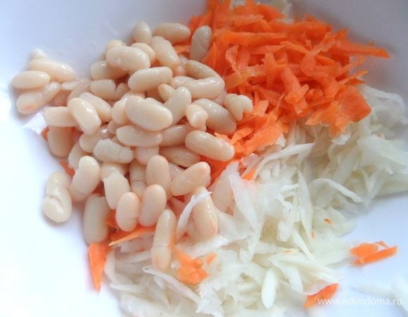 Процеживаем (удобно сделать с помощью отделителя белка от желтка) и перекладываем фасоль по вкусу.