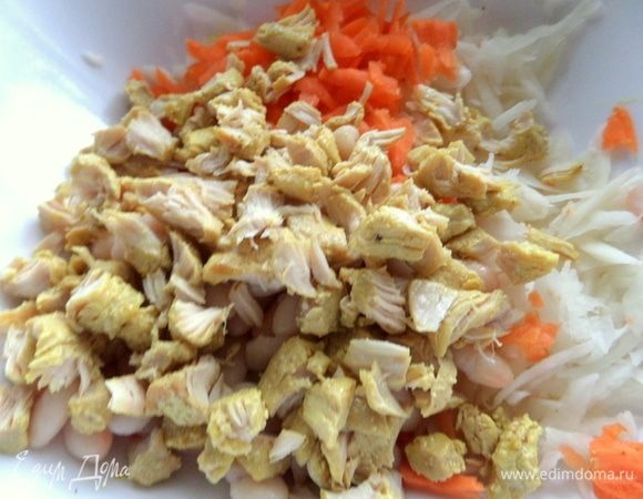 Днем мы тушили в мультиварке куриные грудки с луком в сливках с карри, солью, перцем и чесночным порошком. Все просто: обжарить (без крышки) кубики курицы, затем вместе с луком, добавить специи, сливки и тушить под крышкой на программе «Тушение», иногда подлить воды.