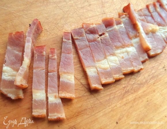 Полоску бекона обжарить, нарезать. Он добавит копченый аромат.