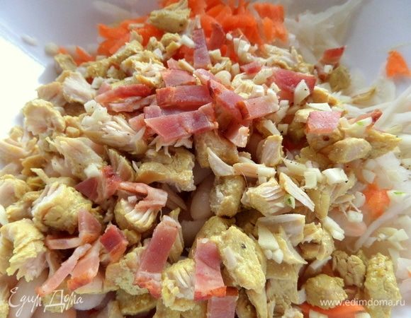 Покрошить в салат курицу (любую готовую) и бекон.