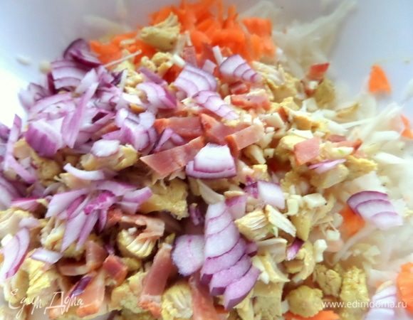 Немного красного лука.