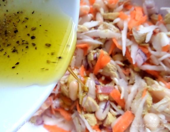 Вылить заправку в салат.