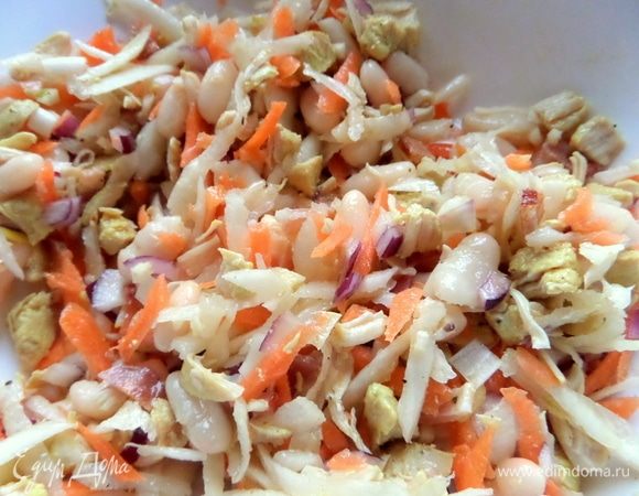 Перемешиваем и даем немного настояться салатику.