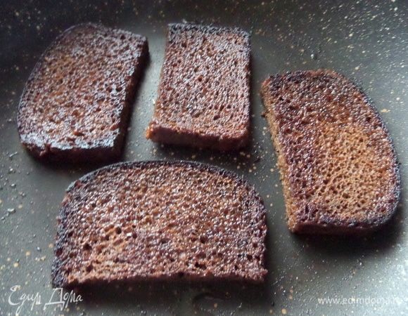 Обжарить половинками.