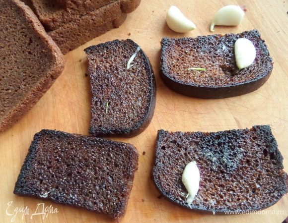 Сразу горячими натереть чесночком. Посыпать солью.