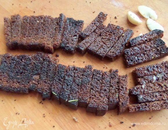 Нарезать кубиком, если будете соединять сразу с салатом, или полосками, если подача, как у меня.