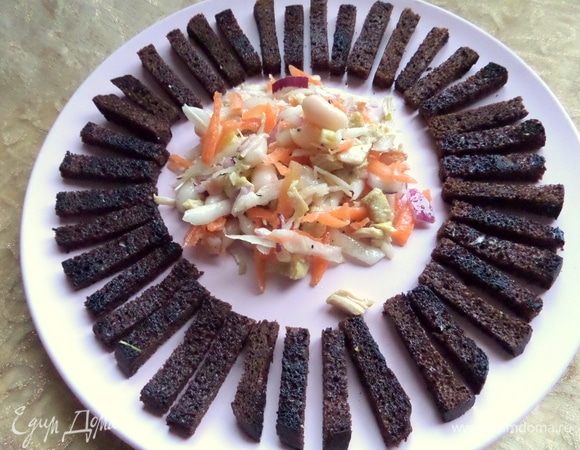 Берем плоскую тарелку (новая, впервые в кадре!) и раскладываем веером гренки по краю.