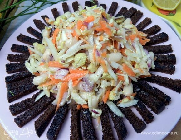 В центр — весь салат горкой.