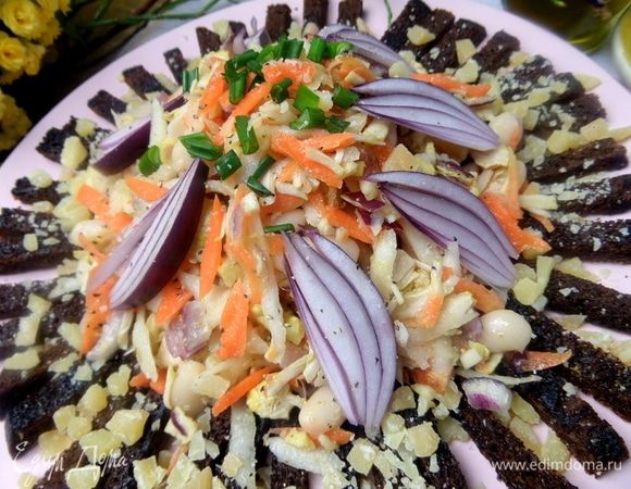 Покрошить сыром сверху на салат и греночки.