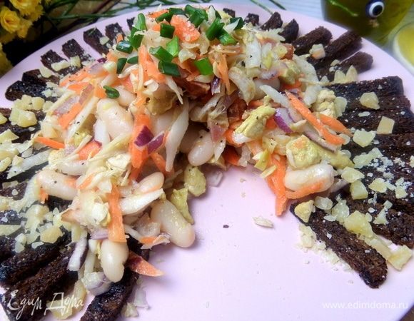 Порцию подаем вместе с сухариками каждому.