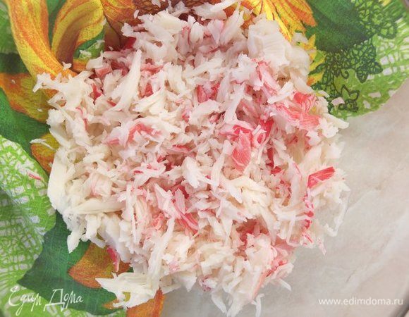 Мелко нарезаем крабовое мясо. 