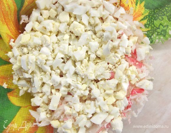 Небольшим кубиком нарезаем отварные яйца. 
