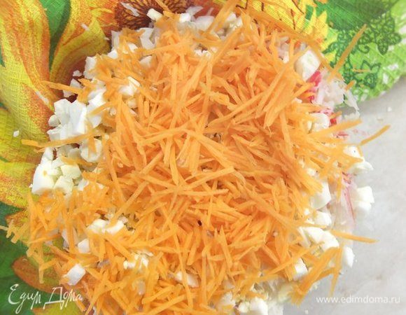 Морковь трем на тtрке для корейской моркови, так морковь останется хрустящей. 