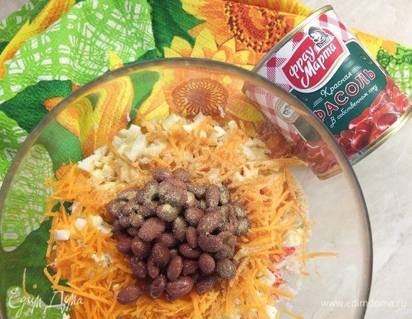Добавляем фасоль ТМ «Фрау Марта», чесночный порошок. Солим по вкусу. 
Заправляем майонезом или сметаной, или натуральным йогуртом и подаем к столу. 