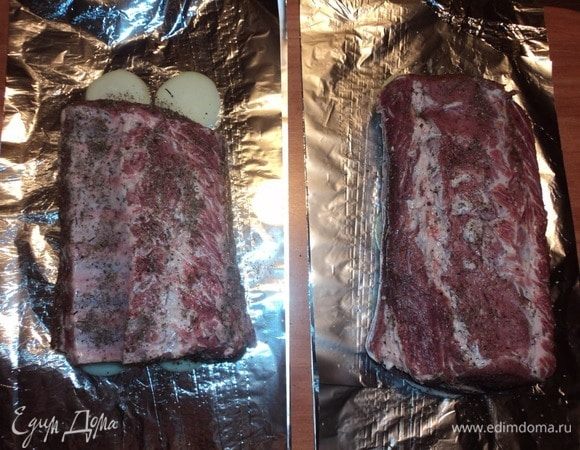 Мясо на луковую подушку выложили, смесью соли-перца натерли.