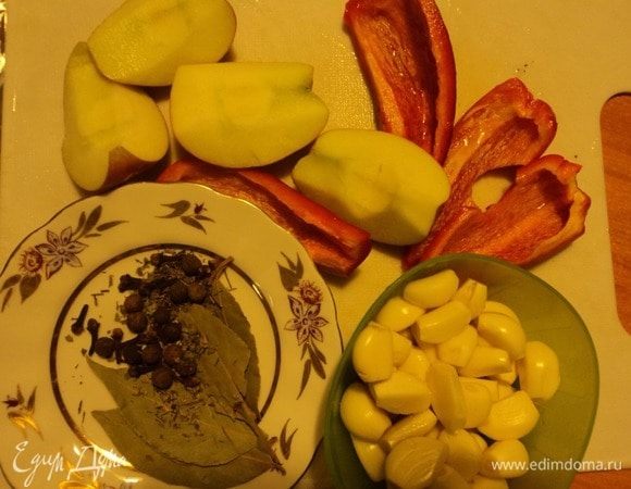 Чеснок — на зубчики, яблоко и перец сладкий нарезали, да, конечно, здорово для аромата лавровый листок.