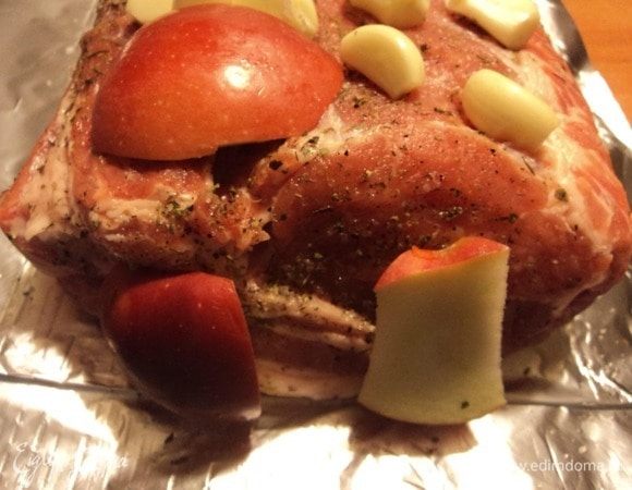 Суть-то, чтобы воздушная подушка образовалась между мясом и фольгой со всех 6-ти граней (из школьного курса физики). Можно морковь еще. Вот мягкое-жидкое, помидорки, например, я бы сюда не клал — хочется получить мясо в собственном соку, да чтобы чужих соков было минимум, только ароматы.