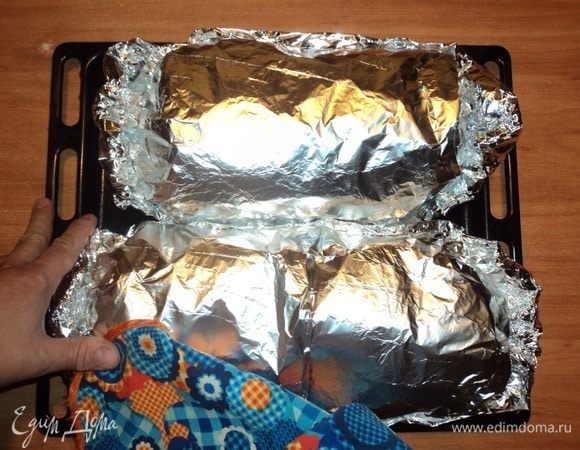 Ну, и на противень... И в духовку в холодную, температуру первые минут 40 погорячее, 220–240°С, потом на 160–165°С, и так допекаем еще часок-полтора. К слову, по времени для меня так всегда с мясом ориентир 1 час на 1 кг мяса... Ну, как ориентир, конечно, всего-то... А вот, что сперва на сильном огне, потом основное время на слабом, вижу тут понятное физическое обоснование:) Корочка сперва образуется, потом тушится в собственных соках. 