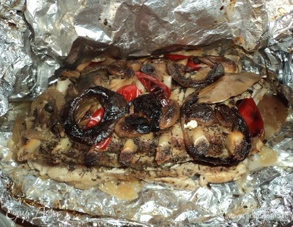 Когда достали из духовки, остыло, развернули, может показаться не особо привлекательно:)
НО! Удалим если что подгорело из овощей-фруктов — они все равно тут не нужны, соки свои отдали. А еще они сработали, как дренаж, в воздушную прослойку, которую они образовали во время запекания-тушения, стек лишний жирок.
Так что ежели из этой фольги переложить на чистое вилочкой, да разрезать...