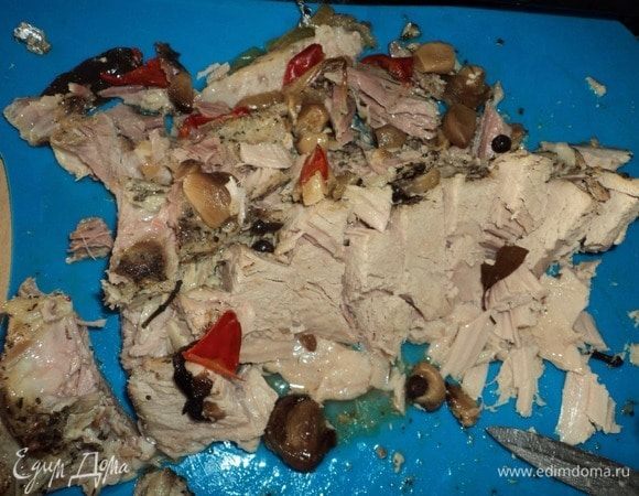 Ну, и разрезали (почти само распадается, нежное), и по тарелкам...
Про ароматы и вкус рассказывать не буду. Попробуйте так! Жму дружеские руки.
(До Пасхи совсем чуть-чуть... Можно повыбирать рецептики пока).