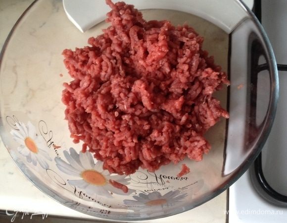 Мясо, говядину и свинину, прокрутить в мясорубке дважды с луком и чесноком, чтобы фарш был помягче. В большой миске соединить два вида фарша. Белый хлеб разломать и замочить в воде 100 мл. Отварить 3 яйца вкрутую, очистить от скорлупы.