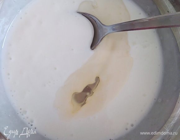 Приготовить тесто очень просто. Кефир (любой жирности) смешать с содой, солью и растительным маслом.