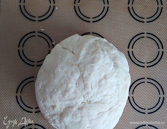 Добавить просеянную муку и замесить нежное тесто. Убрать на 15 минут в холодильник. Это не обязательный пункт, можно с ним работать и сразу. Если тесто вам понравится, можете как я, использовать его для приготовления пиццы.