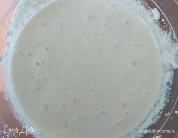 Готовим начинку. Блендером взбить творог, оба вида сахара, яйца, соль и сливки. У меня был ванильный сахар, самодельный из сахара и перемолотых стручков ванили.