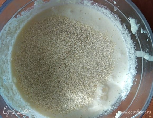 Ввести манку, перемешать и оставить начинку на 10 минут. Духовку поставить разогреваться до 180°C.