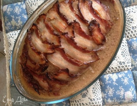 Получается зажаристая корочка из бекона, много соуса.