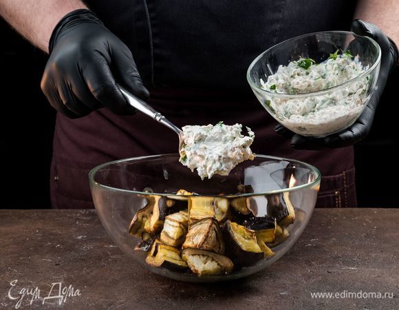 Заправьте салат, посолите по вкусу, добавьте перец.
