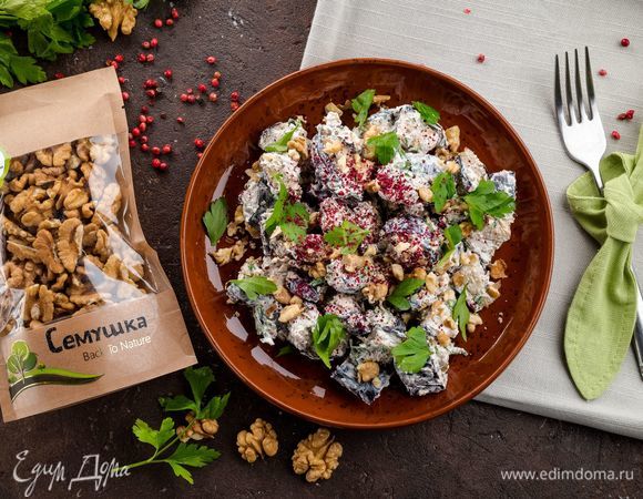 Посыпьте салат сверху измельченными грецкими орехами. Подавайте полезное и вкусное блюдо к столу! Приятного аппетита!