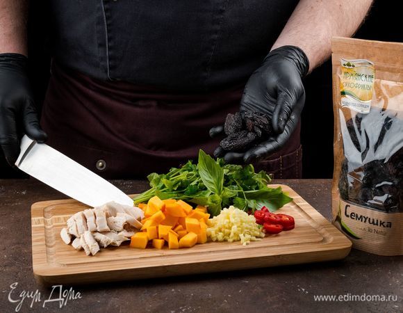 Нарежьте одинаковыми кубиками отварную курицу, тыкву, чернослив «Семушка» (предварительно промойте и просушите). Порубите зелень и мяту. Имбирь очистите и натрите на мелкой терке, перец чили мелко нарежьте.