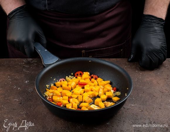 На сковороду влейте немного оливкового масла, выложите кубики тыквы, чили, имбирь сбрызните все лимоном. Обжарьте тыкву до мягкости.