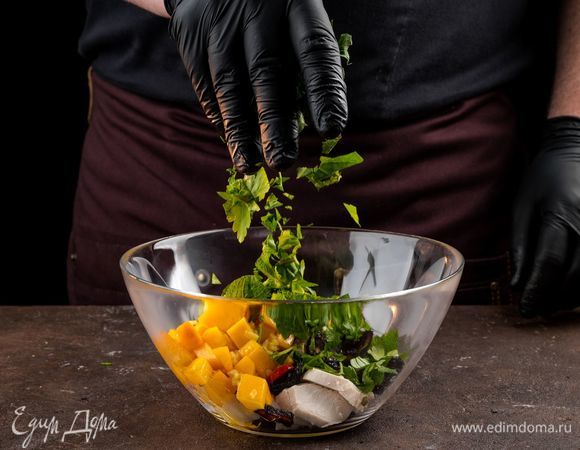 В салатнике соедините куриное филе, тыкву, чернослив «Семушка», зелень.