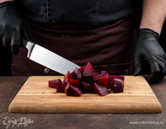 Свеклу запеките в духовке, очистите и нарежьте крупным кубиком.