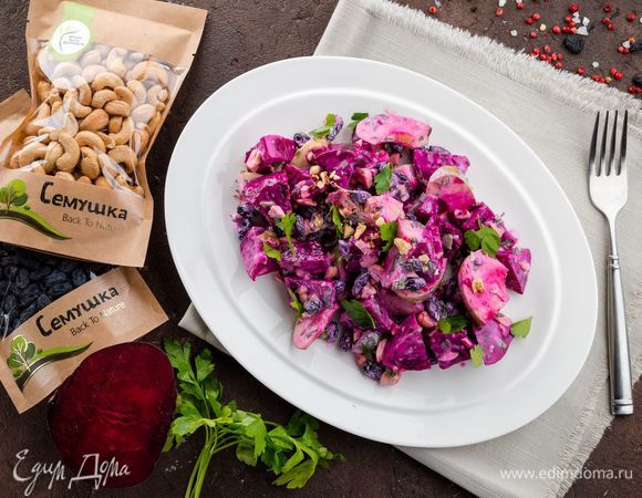 Заправьте по вкусу нежирным йогуртом, посолите. Все хорошо перемешайте, посыпьте салат рубленой петрушкой. Приятного аппетита!