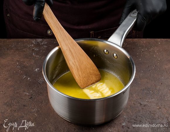 Разогрейте духовку до 190°С. Сливочное масло растопите в небольшой кастрюле и слегка остудите.