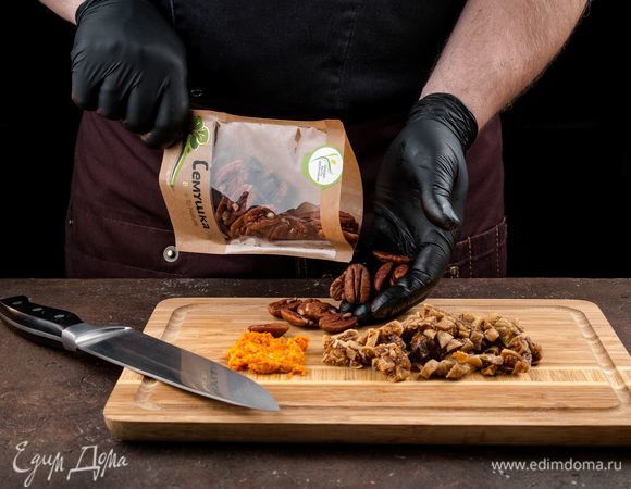 Цедру апельсина натрите на мелкой терке. Орехи пекан «Семушка» и сушеный инжир «Семушка» (предварительно промыть) нарежьте.