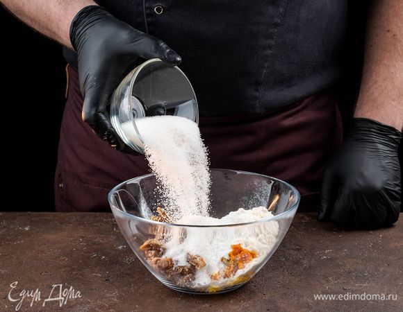 Муку смешайте с сахаром, разрыхлителем, орехами, инжиром, цедрой и солью.
