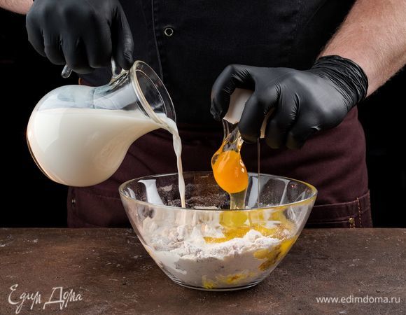 В сухую смесь добавьте растопленное масло, молоко и яйцо, все перемешайте.