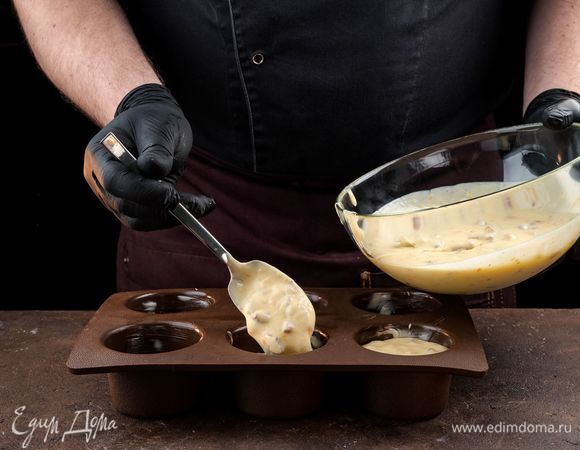 Смажьте растительным маслом формочки для маффинов, наполните их на 2/3 тестом и отправьте в разогретую духовку на 20–25 минут.