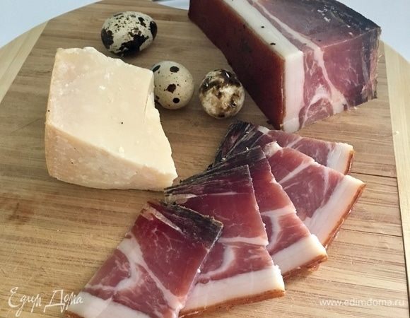 Также нам понадобятся сыр пармезан, бекон (у меня нашелся настоящий шпик, привезенный из Германии) и перепелиные яички. Знаю, что в настоящую карбонару идут желтки куриных яиц, но к такой вариации карбонары иногда тоже прибегаю. Ведь перепелиные яички абсолютно безопасны, если кто-то опасается сырые куриные желтки.