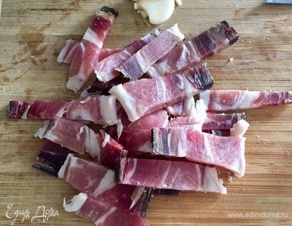 Положив один на другой ломтики бекона (кстати, я встречала карбонару даже с постной ветчиной), нарезать их полосочками.