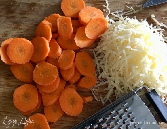 Морковь нарезать тоненькими кружочками, сыр натереть.