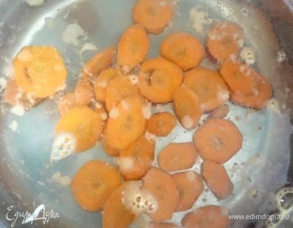 Как только вода для пасты закипит, на пару минут забросить в нее кругляши моркови.