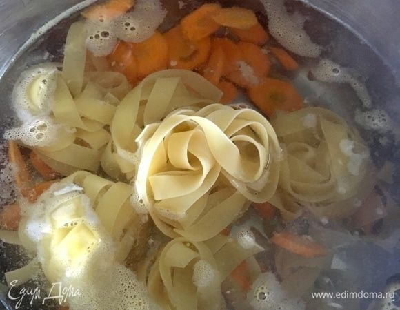 А через две минуты к моркови отправить гнезда феттучине и варить по инструкции на упаковке. Мои варились до состояния аль «аль денте» 6 мин.