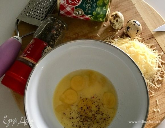 Пока варятся макароны с морковкой, в маленькой миске смешать яйца, смесь свежемолотого перца и натертый пармезан.