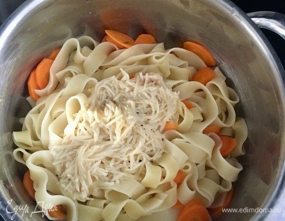 Макароны и морковь откинуть на дуршлаг, сохранив предварительно воду от макарон. Вернуть макароны обратно в кастрюльку и очень быстро вмешать смесь со взбитыми яйцами. Если вам покажется, что макароны суховаты, влить немного сохраненной воды.