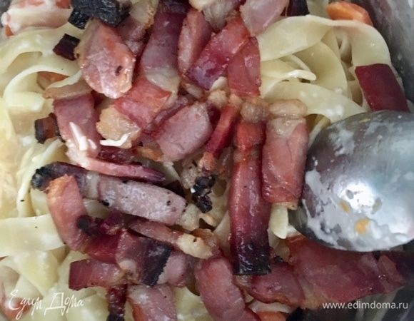 Затем вмешать обжаренный бекон.